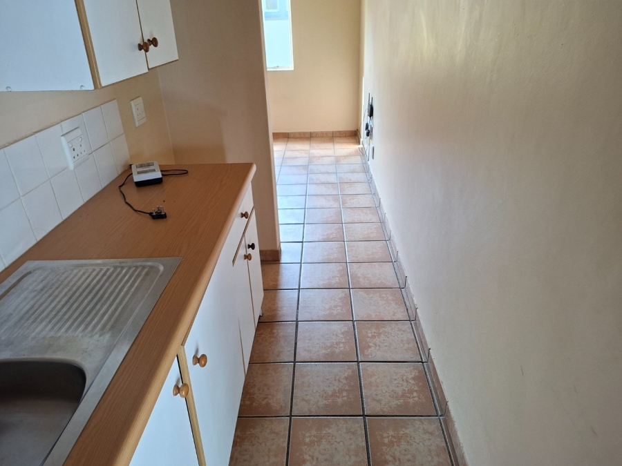 To Let 1 Bedroom Property for Rent in Kannoniers Park North West